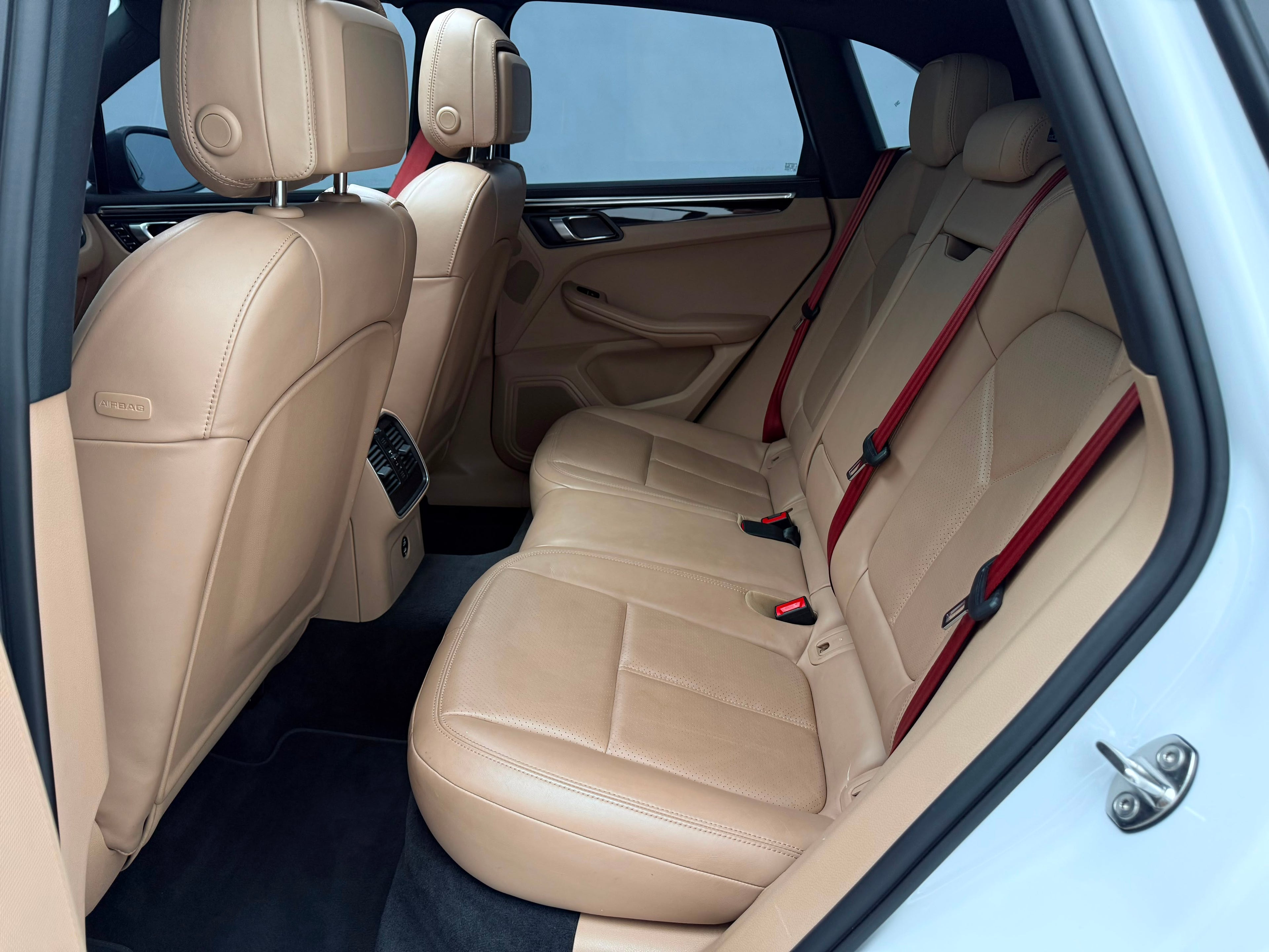 PORSCHE MACAN T