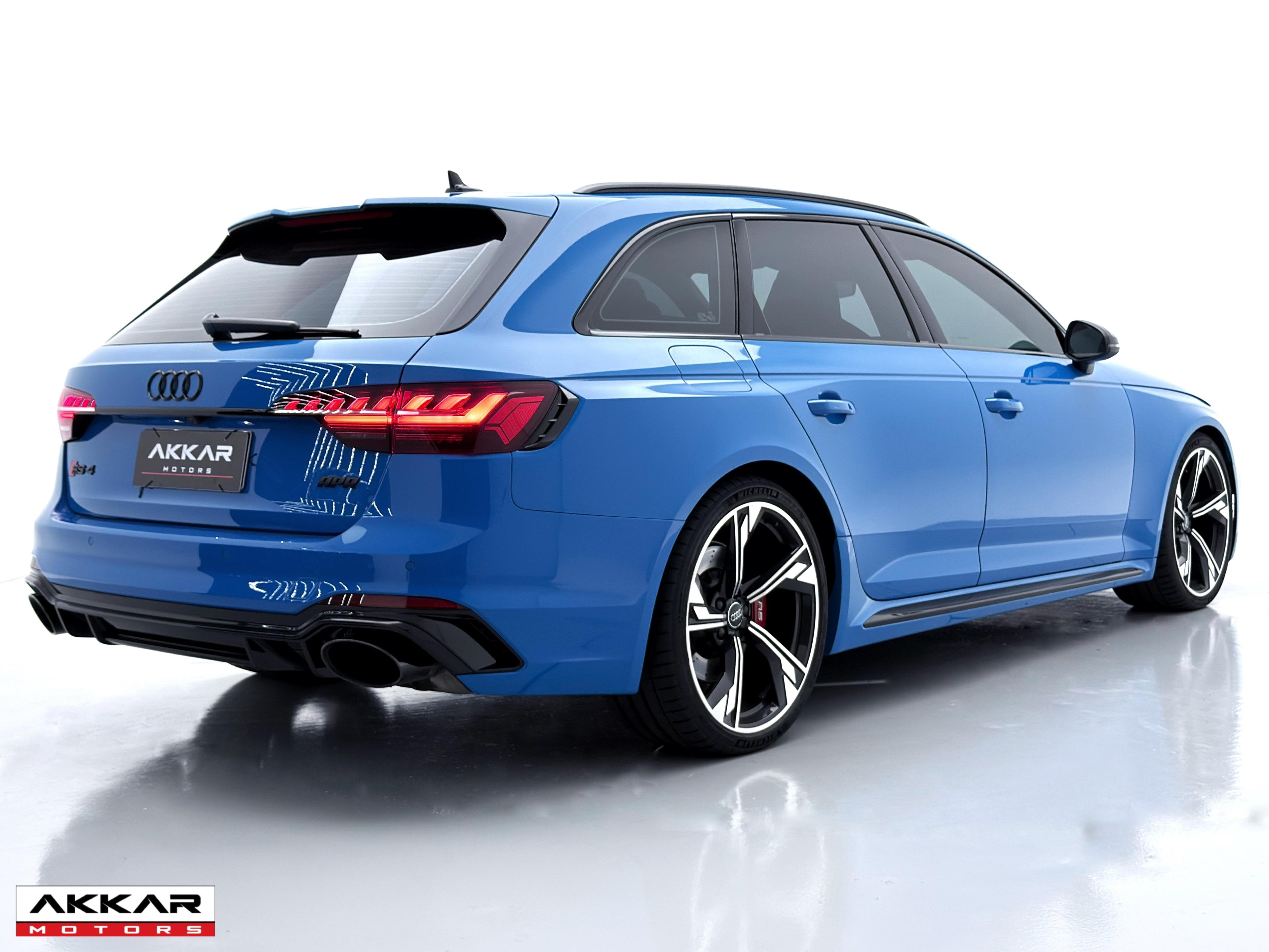 AUDI RS4 AVANT QUATTRO